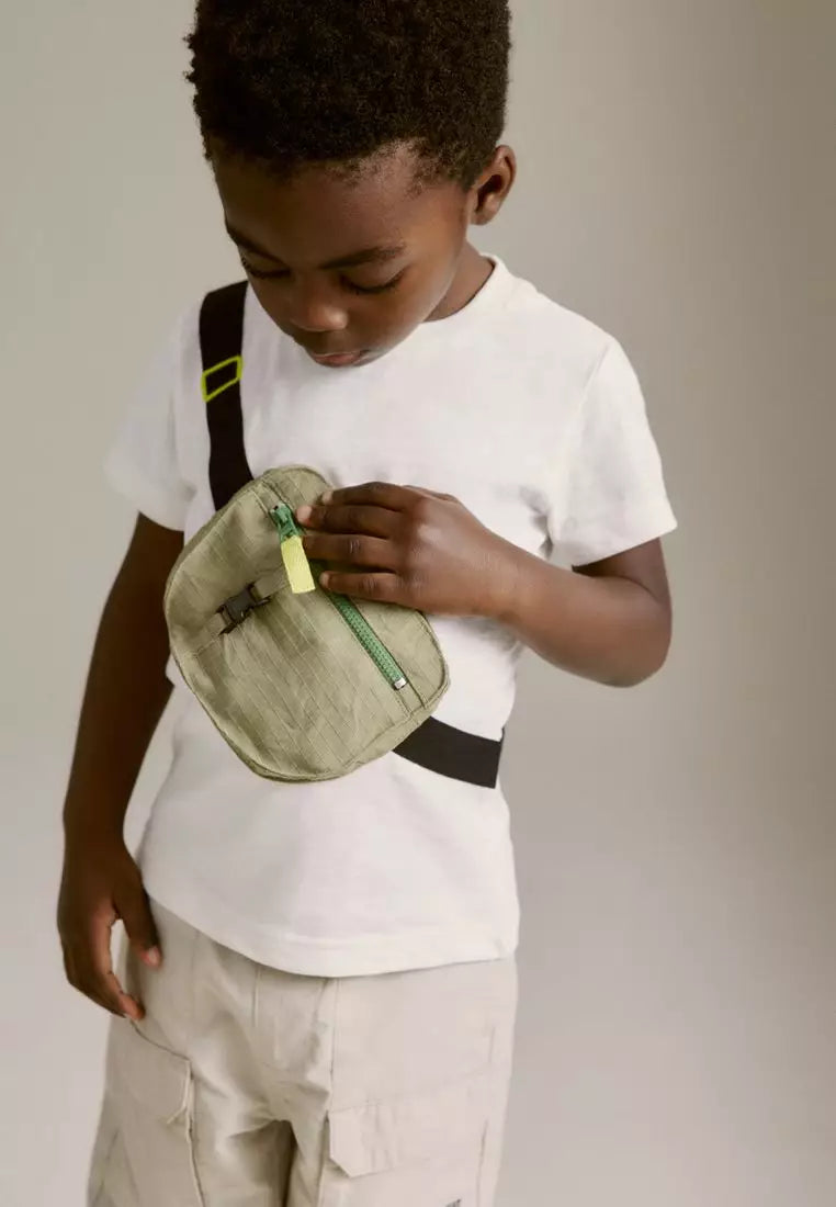 Fanny Bag Short Sleeve Applique Character T-Shirt