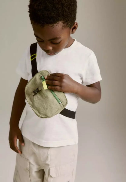 Fanny Bag Short Sleeve Applique Character T-Shirt